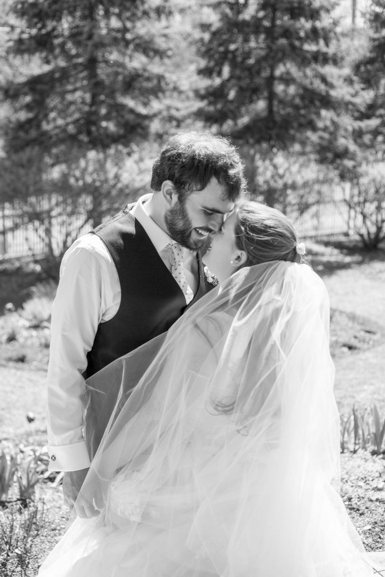 feast-at-round-hill-ny-wedding-photo_09